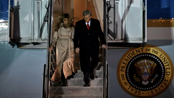El presidente de los Estados Unidos, Donald Trump, y la primera dama, Melania Trump, bajan del Air Force One tras aterrizar en el aeropuerto de Stansted, al este de Inglaterra, el 16 de setiembre de 2025. El presidente de los Estados Unidos, Donald Trump, y la primera dama, Melania Trump, bajan del Air Force One tras aterrizar en el aeropuerto de Stansted, al este de Inglaterra, el 16 de setiembre de 2025.