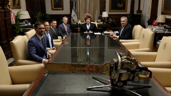 Javier Milei, presidente de Argentina; Peter Thiel, chairman de Palantir; Matt Danzeisen, administrador de Thiel Capital; Matías Van Thienen, socio de Founders Fund y Pablo Quirno, canciller y exembajador argentino en Estados Unidos, reunidos en la Casa Rosa en Buenos Aires, Argentina.