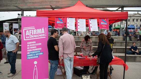 Un puesto de recolección de firmas para promover un plebiscito sobre el sistema previsional. Foto: Santiago Mazzarovich / adhocFOTOS