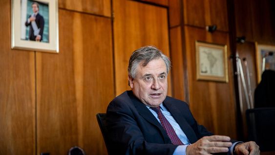 Ministro de Industria, Omar Paganini, durante la entrevista con Búsqueda. Foto: Mauricio Zina / adhocFOTOS Ministro de Industria, Omar Paganini, durante la entrevista con Búsqueda. Foto: Mauricio Zina / adhocFOTOS