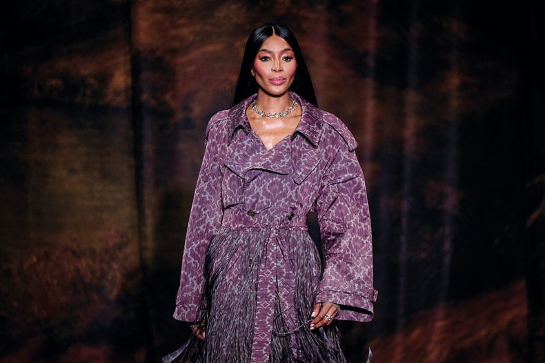 La top model Naomi&nbsp;Campbell presenta&nbsp;la colección de moda&nbsp;femenina otoño-invierno 2025-2026 de Burberry