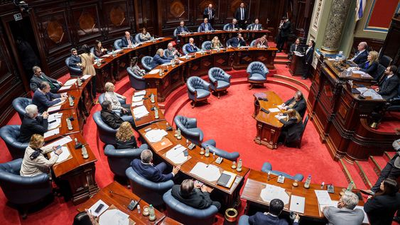 Sesión extraordinaria para tratar los acontecimientos durante la interpelación al ministro de Ganadería. Sesión extraordinaria para tratar los acontecimientos durante la interpelación al ministro de Ganadería.