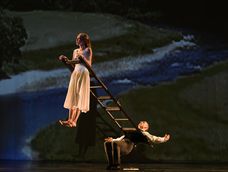 Alice, de Momix, hasta el domingo 9 en el Auditorio Nacional del Sodre Alice, de Momix, hasta el domingo 9 en el Auditorio Nacional del Sodre