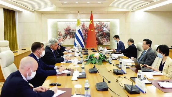 Reunión entre equipos de gobienro de Uruguay y China. Foto: @embajadorcn_uy Reunión entre equipos de gobienro de Uruguay y China. Foto: @embajadorcn_uy