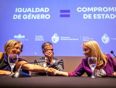 Monica Xavier, Yamandú Orsi y Carolina Cosse durante el acto por el Día Internacional de la Mujer en el salón de actos de la Torre Ejecutiva en Montevideo Monica Xavier, Yamandú Orsi y Carolina Cosse durante el acto por el Día Internacional de la Mujer en el salón de actos de la Torre Ejecutiva en Montevideo