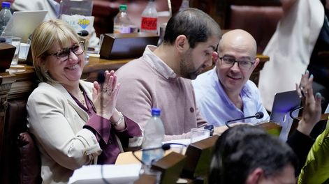 La ministra de Salud Pública, Cristina Lustemberg, junto a Rodrigo Márquez, director general de Secretaría de la cartera, y Álvaro Danza, presidente de ASSE, durante una reciente interpelación.