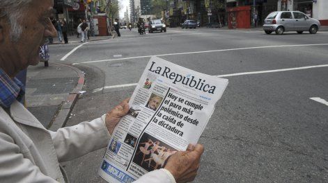 Un hombre lee la portada del diario La República, octubre de 2010.