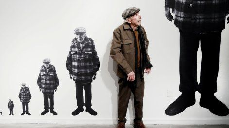 El artista Octavio Podestá y su propia figura en la muestra de sus maquetas La escala Podestá.&nbsp;