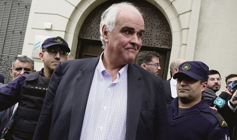 Gustavo Penadés en la salida de Fiscalía de la calle Cuareim en Montevideo. Foto: Javier Calvelo / adhocFOTOS