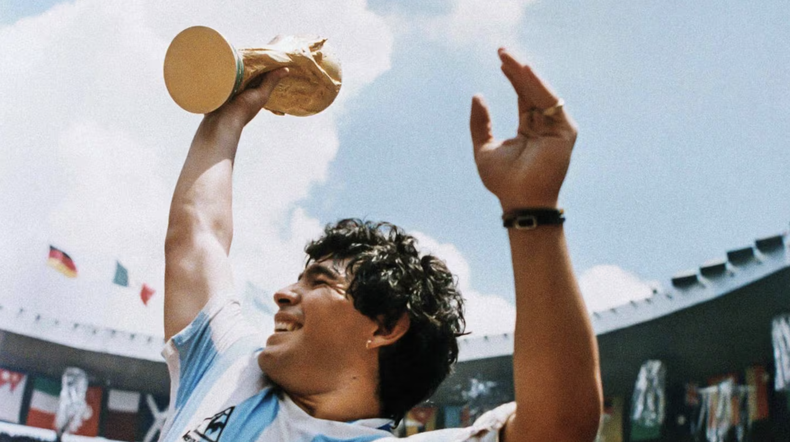 Maradona levanta la Copa del Mundo en México 1986.