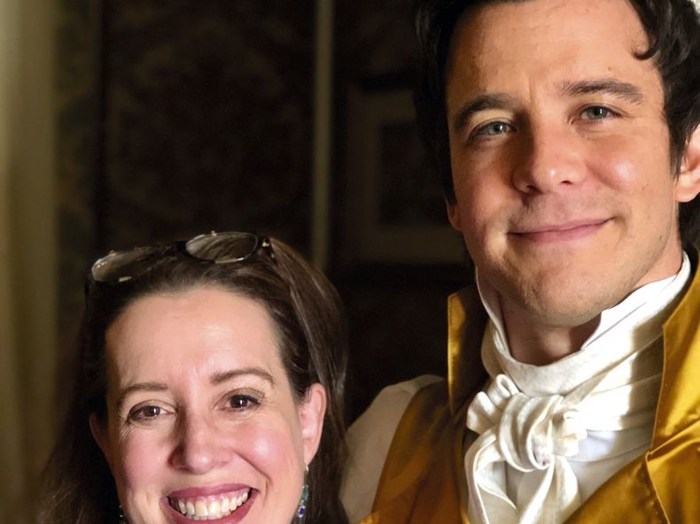 Julia Quinn junto al actor Luke Thompson, que interpreta a Benedict Bridgerton en la serie.
