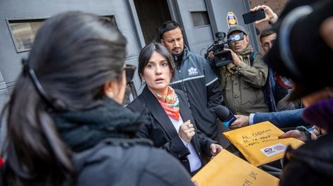 Virginia Cáceres frente a la sede de la ANEP en Montevideo. Foto: Mauricio Zina / adhocFOTOS