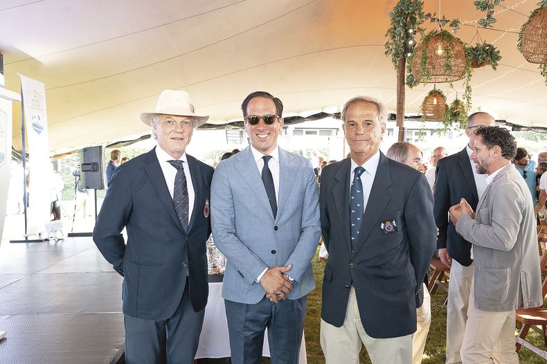 Vicecomodoro del Yacht Club Punta del Este Daniel Sielecki, director de Rolex Eduardo Maclean y comodoro del Yacht Club Argentino Alberto Urani