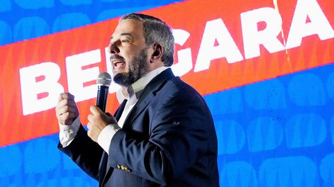 Mario Bergara durante el lanzamiento de su precandidatura, en agosto de 2023. Foto: Javier Calvelo, adhocFOTOS