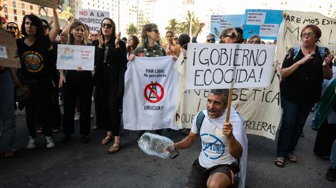 Entrega de firmas en el Ministerio de Ambiente contra la prospección sísmica y movilización frente a Torre Ejecutiva.