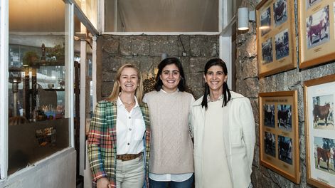 Búsqueda | Las integrantes de la comisión de eventos de la Sociedad Criadores de Hereford y organizadoras del Té de Vacas Lucía Perdomo, María Emilia Bordaberry y Giovanna Astore