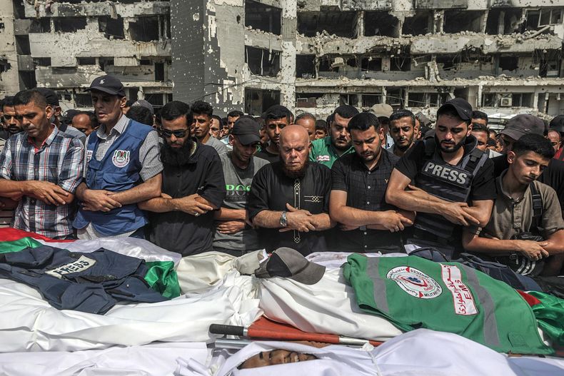 Palestinos asisten al funeral de los periodistas asesinados en un ataque israelí, frente al Hospital Al-Shifa en la ciudad de Gaza, el 11 de agosto de 2025