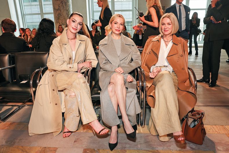 Anne Hathaway, Michelle Williams y Naomi Watts en el desfile de la colección Otoño/Invierno 2025 de Ralph Lauren