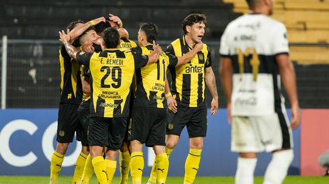 Los jugadores de Peñarol celebran un gol ante Olimpia, durante la última edición de la Copa Libertadores. 