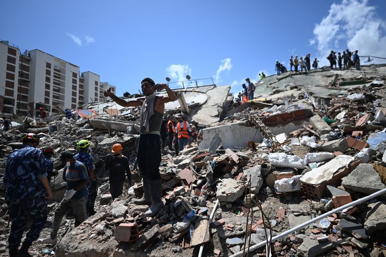 Un familiar de las víctimas gesticula mientras grita mientras los rescatistas y voluntarios trabajan en el lugar del derrumbe de un edificio en Caraballeda, estado de La Guaira, Venezuela, el 1 de julio de 2026, tras los dos terremotos del 24 de junio.