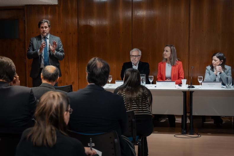 El presidente del BCU, Diego Labat, y representantes de bancos y financieras, en la presentación del programa de reestructuración de deudas