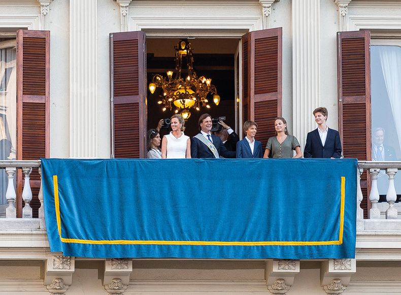 El presidente Luis Lacalle Pou rodeado por su esposa, Lorena Ponce de León, y sus hijos, Manuel, Violeta y Luis Alberto Lacalle Ponce de León.