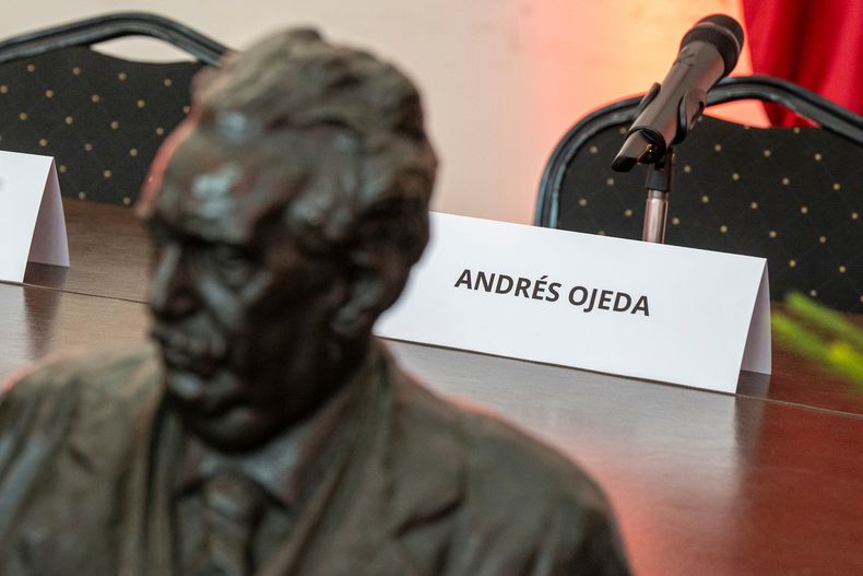 Busto de José Batlle y Ordóñez presidiendo la sala de reuniones del CEN del Partido Colorado