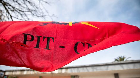 Bandera del PIT-CNT en la plaza Gerardo Cuesta, archivo 2023. Foto: Mauricio Zina, adhocFOTOS