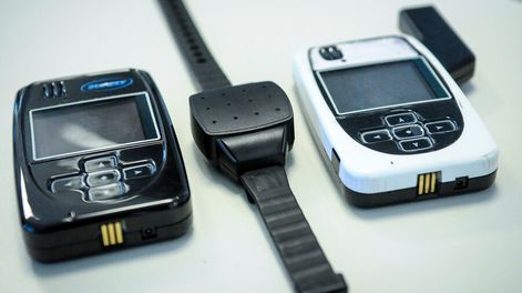 Búsqueda | Tobilleras utilizadas para los casos de violencia doméstica en el Centro de Comando Unificado en la Dirección Nacional Guardia Republicana. Foto: Javier Calvelo