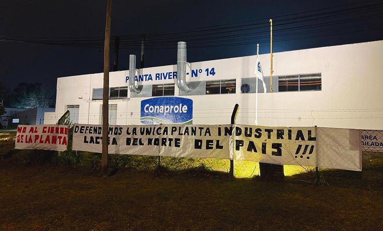La planta de Conaprole en Rivera se cerró el pasado miércoles 20, los trabajadores pasaron al seguro de paro y se reorganizó la logística de recolección y procesamiento de la leche remitida desde los tambos de la región norte.