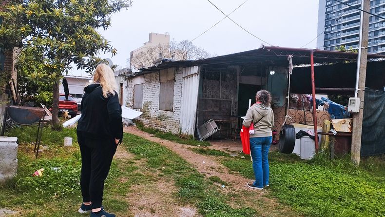 Militantes del Frente Amplio durante una recorrida por Malvín Norte.&nbsp;