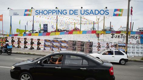 El Shopping de usados del Grupo Fiancar en avenida Italia y José Batlle y Ordóñez. Foto: Ricardo Antúnez, adhocFOTOS