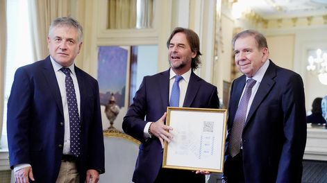 Omar Paganini, Luis Lacalle Pou, con las actas de la última elección en Venezuela, y Edmundo González en la residencia presidencial de Suárez en el Prado de Montevideo