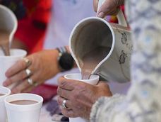 En Uruguay, empresas como Conaprole elaboran con cacao productos como helados, leche achocolatada y postres. Foto: Nicolás Celaya, adhocFOTOS
