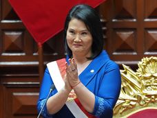 La presidenta de Perú, Keiko Fujimori, aplaude tras jurar el cargo en Lima, el 28 de julio de 2026.