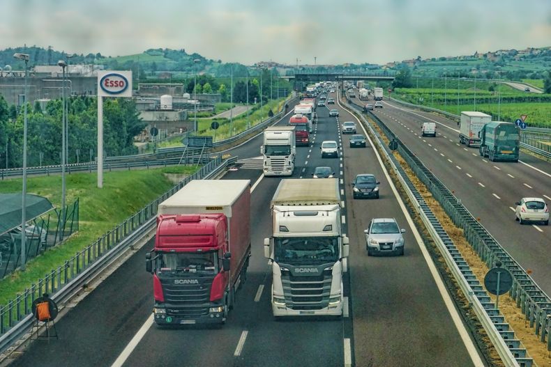Tráfico de camiones en una carretera de Estados Unidos.