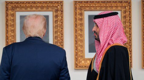 Donald Trump (izquierda), y el príncipe heredero y primer ministro de Arabia Saudita, Mohammed bin Salman, caminan por los pasillos de la Casa Blanca el 18 de noviembre de 2025.