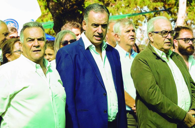 El intendente de Durazno, Carmelo Vidalín; el presidente de laRepública, Yamandú Orsi; y el ministro de Ganadería, Agricultura yPesca, Alfredo Fratti