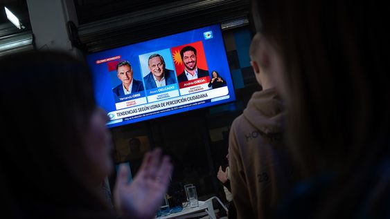 En un comando de campaña, el domingo 30, atentos a los primeros resultados En un comando de campaña, el domingo 30, atentos a los primeros resultados