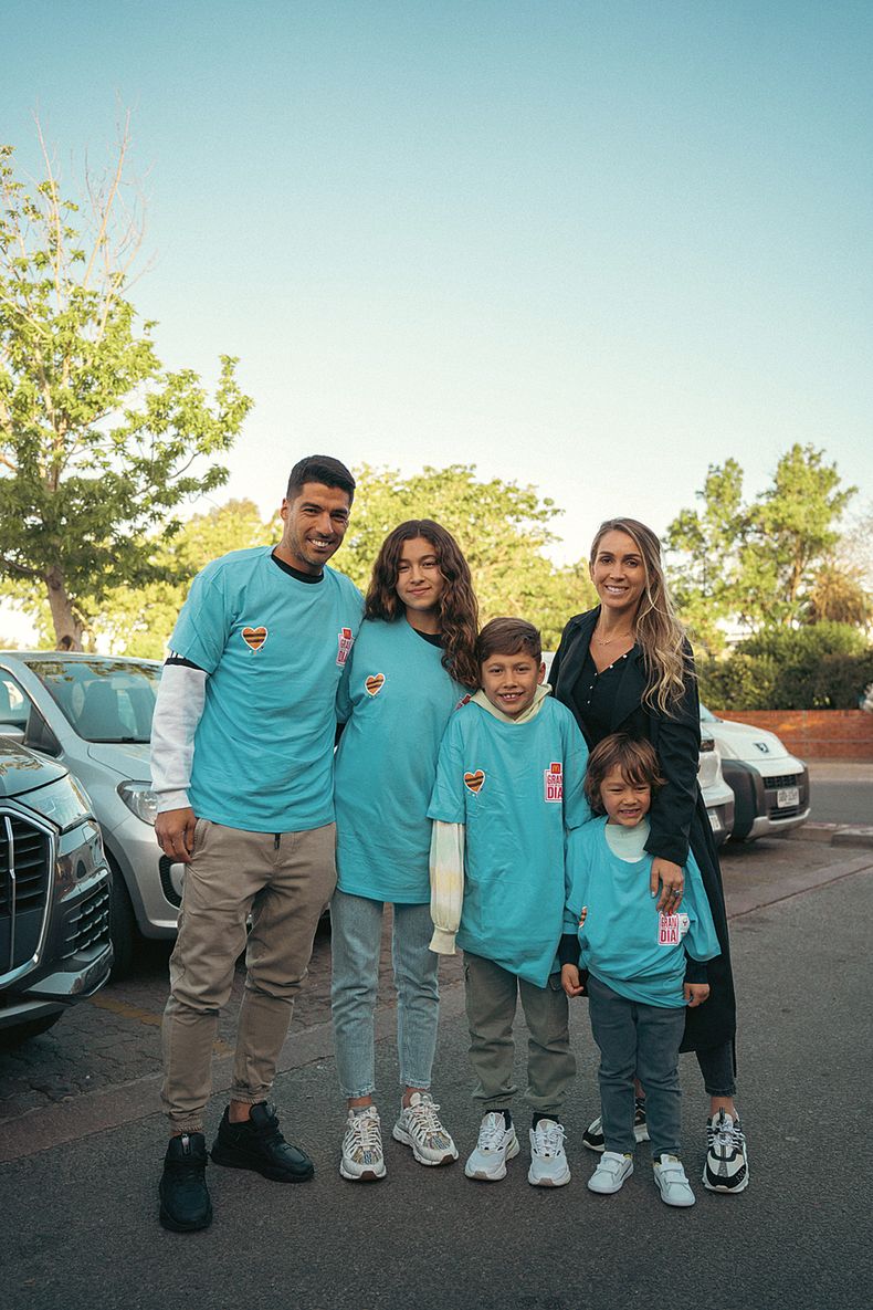 El futbolista Luis Suárez y Sofía Balbi con sus hijos Delfina, Benjamín y Lautaro