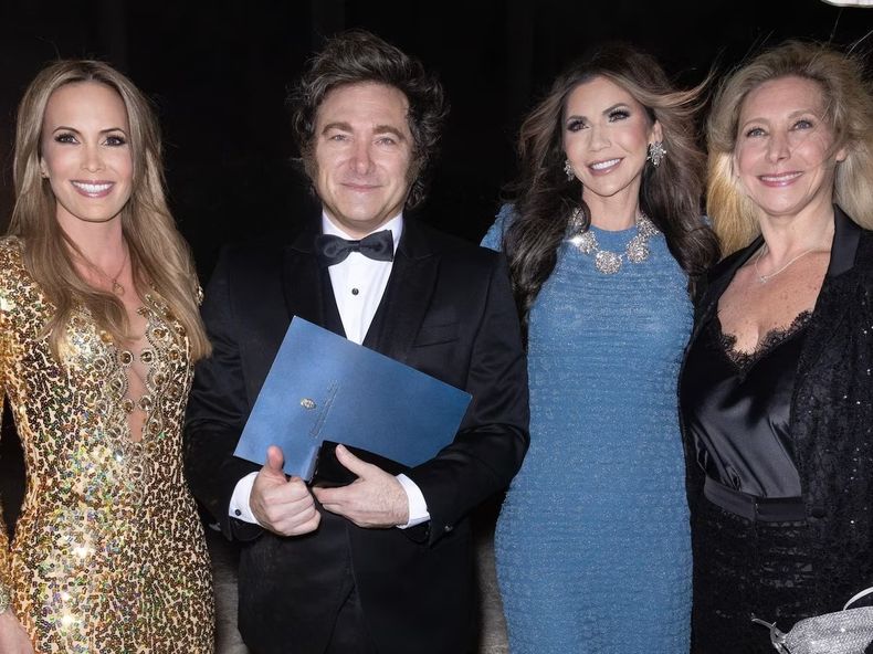 Javier Milei junto a su hermana, Natalia Denegri y la secretaria de Seguridad Nacional de Estados Unidos, Kristi Noem