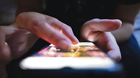 Mujer con celular. Fotos: Pablo Vignali / adhocFOTOS