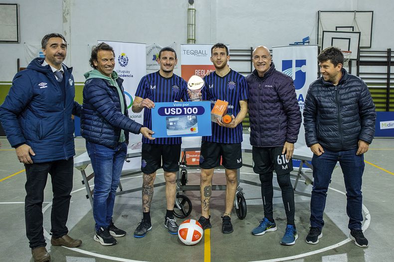 Presidente del Consejo de Deporte Universitario Leonardo Ascheri, presidente de la Federación Uruguaya de Teqball Daniel Conti, ganadores del torneo Facundo Abad y Eduardo Suárez con el coordinador de Deporte Comunitario de la Secretaría Nacional de