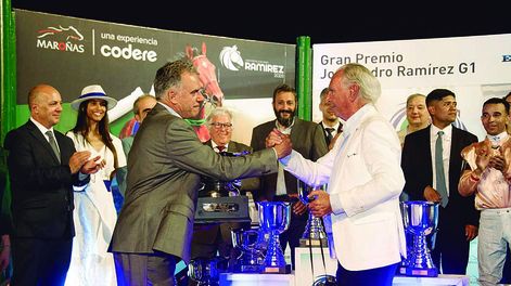 El presidente de la República, Yamandú Orsi, durante la premiación a los ganadores del Gran Premio Ramírez 2026.