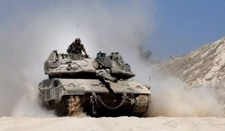 Un tanque israelí avanza hacia la frontera con la Franja de Gaza el 8 de julio de 2025