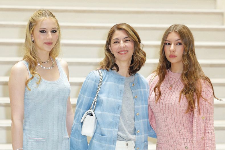 La productora y directora de cine Sofia Coppola asistió al desfile de Chanel acompañada de sus hijas Romy Croquet Mars y Cosima Croquet Mars