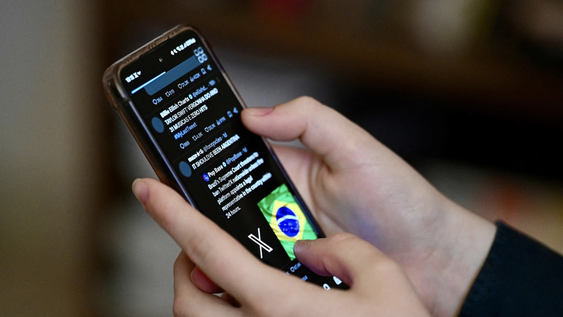Un usuario brasileño de la red social X, antes Twitter, consulta publicaciones en un teléfono celular en Brasilia Un usuario brasileño de la red social X, antes Twitter, consulta publicaciones en un teléfono celular en Brasilia