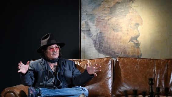 Johnny Depp presenta su primera exhibición internacional delante de una de sus pinturas. Johnny Depp presenta su primera exhibición internacional delante de una de sus pinturas.