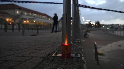 Una vela con la menorá se enciende en el lugar de un tiroteo en Bondi Beach, en Sídney.