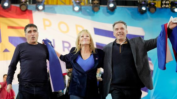 Andrés Lima, Carolina Cosse y Yamandú Orsi, durante el acto de cierre de campaña del Frente Amplio en el Palacio Peñarol Andrés Lima, Carolina Cosse y Yamandú Orsi, durante el acto de cierre de campaña del Frente Amplio en el Palacio Peñarol